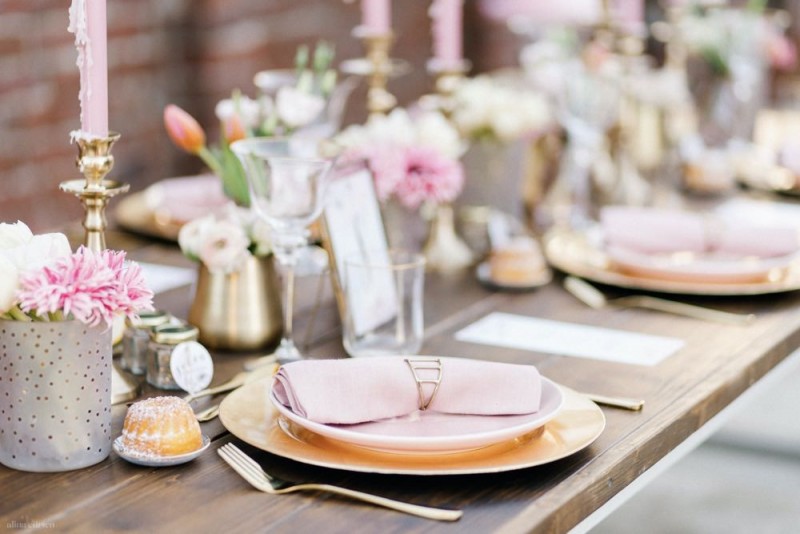 Fotografie: Alina Curten Fine Art Weddings
Konzept: Pink Peanut Weddings l Kerstin Voigt
Papeterie: Marry Paper l Julia Strophff
Floristik: Die Blumenbinder l Dirk Brokinkel
Dekoverleih: romanTisch l Natalia Hulser
Torte: Vintage Cakes l Claudi