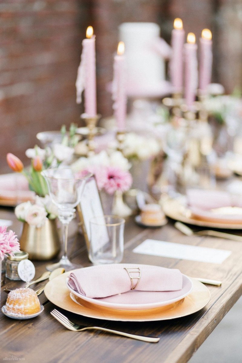 Fotografie: Alina Curten Fine Art Weddings
Konzept: Pink Peanut Weddings l Kerstin Voigt
Papeterie: Marry Paper l Julia Strophff
Floristik: Die Blumenbinder l Dirk Brokinkel
Dekoverleih: romanTisch l Natalia Hulser
Torte: Vintage Cakes l Claudi