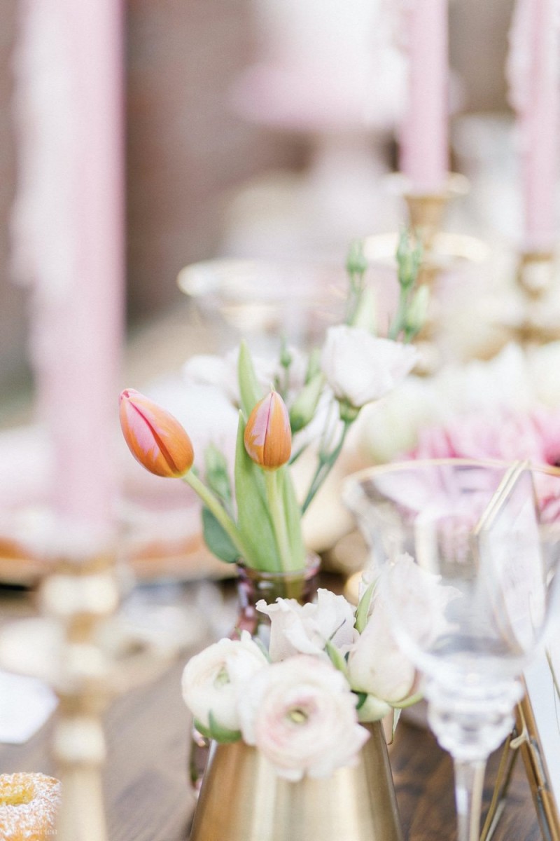 Fotografie: Alina Curten Fine Art Weddings
Konzept: Pink Peanut Weddings l Kerstin Voigt
Papeterie: Marry Paper l Julia Strophff
Floristik: Die Blumenbinder l Dirk Brokinkel
Dekoverleih: romanTisch l Natalia Hulser
Torte: Vintage Cakes l Claudi