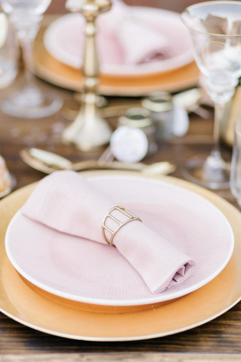 Fotografie: Alina Curten Fine Art Weddings
Konzept: Pink Peanut Weddings l Kerstin Voigt
Papeterie: Marry Paper l Julia Strophff
Floristik: Die Blumenbinder l Dirk Brokinkel
Dekoverleih: romanTisch l Natalia Hulser
Torte: Vintage Cakes l Claudi