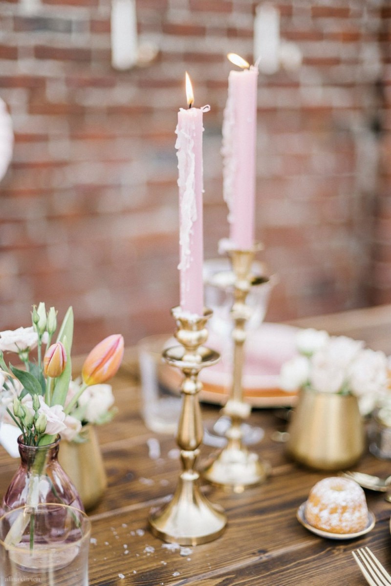 Fotografie: Alina Curten Fine Art Weddings
Konzept: Pink Peanut Weddings l Kerstin Voigt
Papeterie: Marry Paper l Julia Strophff
Floristik: Die Blumenbinder l Dirk Brokinkel
Dekoverleih: romanTisch l Natalia Hulser
Torte: Vintage Cakes l Claudi