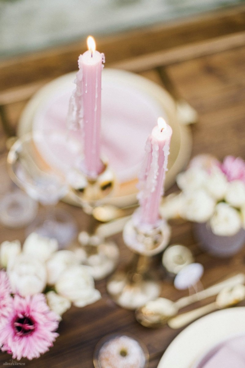 Fotografie: Alina Curten Fine Art Weddings
Konzept: Pink Peanut Weddings l Kerstin Voigt
Papeterie: Marry Paper l Julia Strophff
Floristik: Die Blumenbinder l Dirk Brokinkel
Dekoverleih: romanTisch l Natalia Hulser
Torte: Vintage Cakes l Claudi