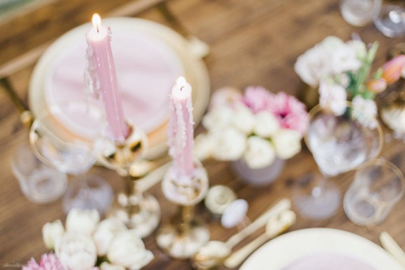 Fotografie: Alina Curten Fine Art Weddings
Konzept: Pink Peanut Weddings l Kerstin Voigt
Papeterie: Marry Paper l Julia Strophff
Floristik: Die Blumenbinder l Dirk Brokinkel
Dekoverleih: romanTisch l Natalia Hulser
Torte: Vintage Cakes l Claudi