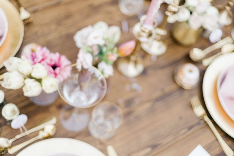 Fotografie: Alina Curten Fine Art Weddings
Konzept: Pink Peanut Weddings l Kerstin Voigt
Papeterie: Marry Paper l Julia Strophff
Floristik: Die Blumenbinder l Dirk Brokinkel
Dekoverleih: romanTisch l Natalia Hulser
Torte: Vintage Cakes l Claudi