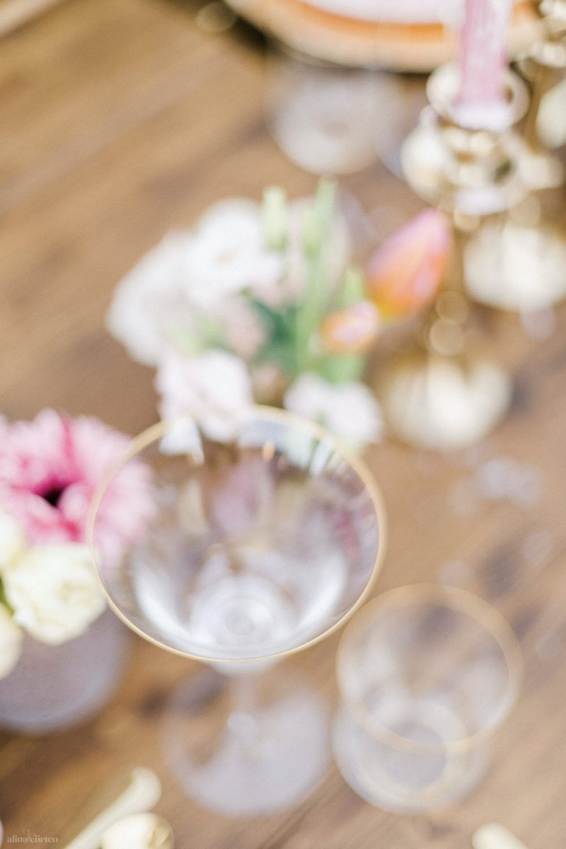 Fotografie: Alina Curten Fine Art Weddings
Konzept: Pink Peanut Weddings l Kerstin Voigt
Papeterie: Marry Paper l Julia Strophff
Floristik: Die Blumenbinder l Dirk Brokinkel
Dekoverleih: romanTisch l Natalia Hulser
Torte: Vintage Cakes l Claudi
