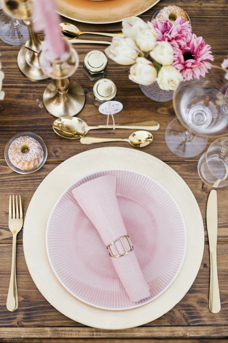 Fotografie: Alina Curten Fine Art Weddings
Konzept: Pink Peanut Weddings l Kerstin Voigt
Papeterie: Marry Paper l Julia Strophff
Floristik: Die Blumenbinder l Dirk Brokinkel
Dekoverleih: romanTisch l Natalia Hulser
Torte: Vintage Cakes l Claudi