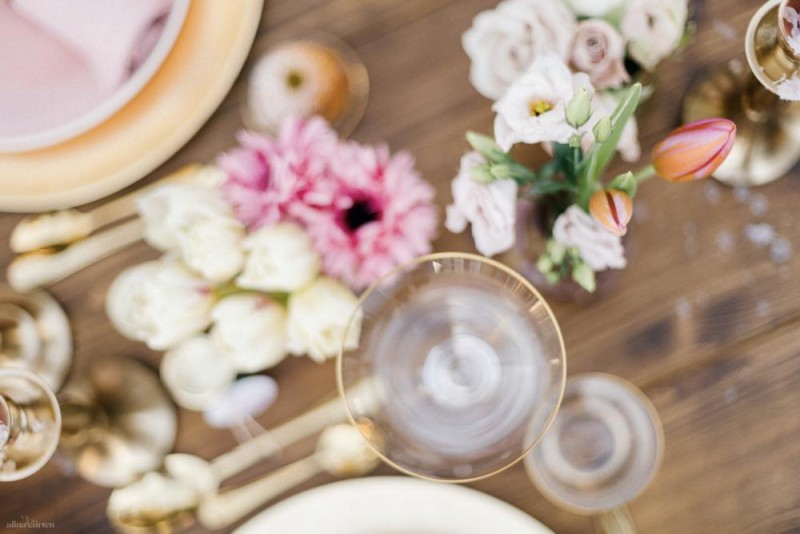 Fotografie: Alina Curten Fine Art Weddings
Konzept: Pink Peanut Weddings l Kerstin Voigt
Papeterie: Marry Paper l Julia Strophff
Floristik: Die Blumenbinder l Dirk Brokinkel
Dekoverleih: romanTisch l Natalia Hulser
Torte: Vintage Cakes l Claudi