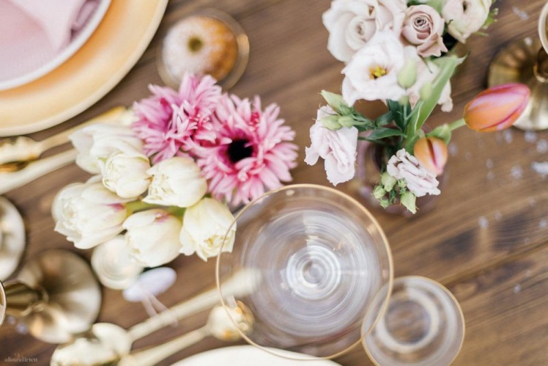 Fotografie: Alina Curten Fine Art Weddings
Konzept: Pink Peanut Weddings l Kerstin Voigt
Papeterie: Marry Paper l Julia Strophff
Floristik: Die Blumenbinder l Dirk Brokinkel
Dekoverleih: romanTisch l Natalia Hulser
Torte: Vintage Cakes l Claudi