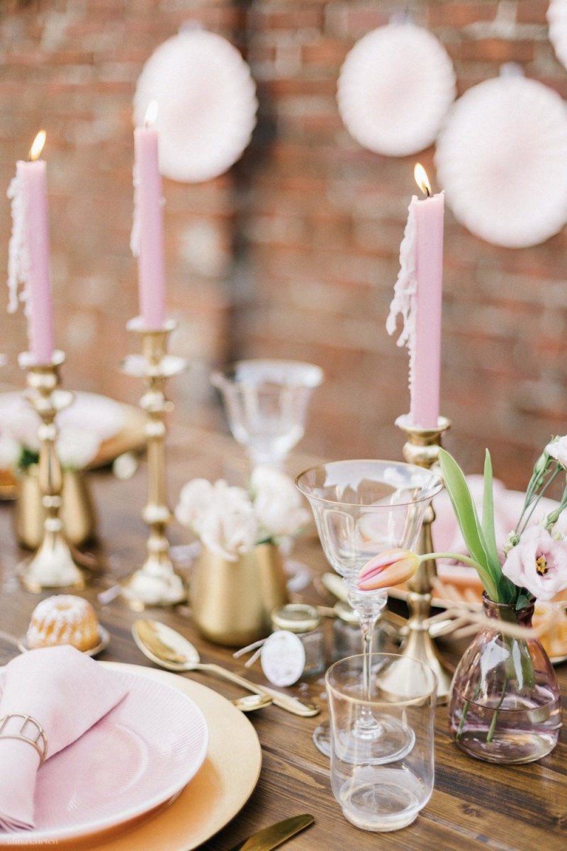 Fotografie: Alina Curten Fine Art Weddings
Konzept: Pink Peanut Weddings l Kerstin Voigt
Papeterie: Marry Paper l Julia Strophff
Floristik: Die Blumenbinder l Dirk Brokinkel
Dekoverleih: romanTisch l Natalia Hulser
Torte: Vintage Cakes l Claudi