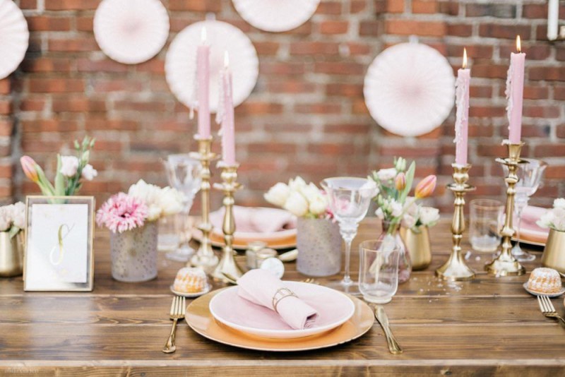 Fotografie: Alina Curten Fine Art Weddings
Konzept: Pink Peanut Weddings l Kerstin Voigt
Papeterie: Marry Paper l Julia Strophff
Floristik: Die Blumenbinder l Dirk Brokinkel
Dekoverleih: romanTisch l Natalia Hulser
Torte: Vintage Cakes l Claudi