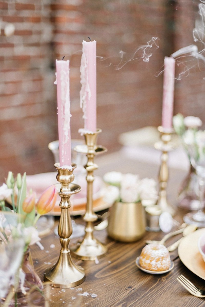 Fotografie: Alina Curten Fine Art Weddings
Konzept: Pink Peanut Weddings l Kerstin Voigt
Papeterie: Marry Paper l Julia Strophff
Floristik: Die Blumenbinder l Dirk Brokinkel
Dekoverleih: romanTisch l Natalia Hulser
Torte: Vintage Cakes l Claudi