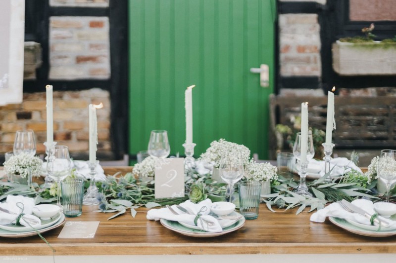 Fotografie: Alina Curten Fine Art Weddings
Konzept: Pink Peanut Weddings l Kerstin Voigt
Papeterie: Marry Paper l Julia Strophff
Floristik: Die Blumenbinder l Dirk Brokinkel
Dekoverleih: romanTisch l Natalia Hulser
Torte: Vintage Cakes l Claudi