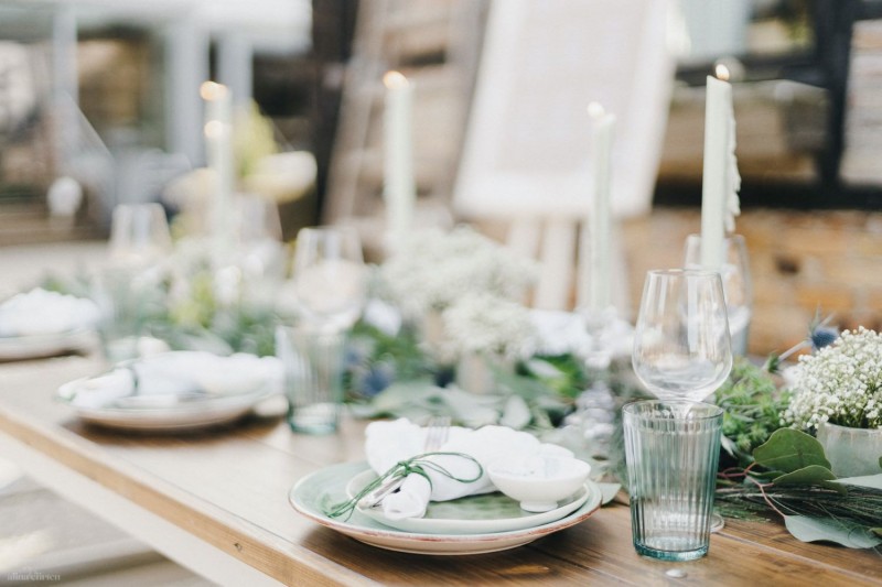 Fotografie: Alina Curten Fine Art Weddings
Konzept: Pink Peanut Weddings l Kerstin Voigt
Papeterie: Marry Paper l Julia Strophff
Floristik: Die Blumenbinder l Dirk Brokinkel
Dekoverleih: romanTisch l Natalia Hulser
Torte: Vintage Cakes l Claudi