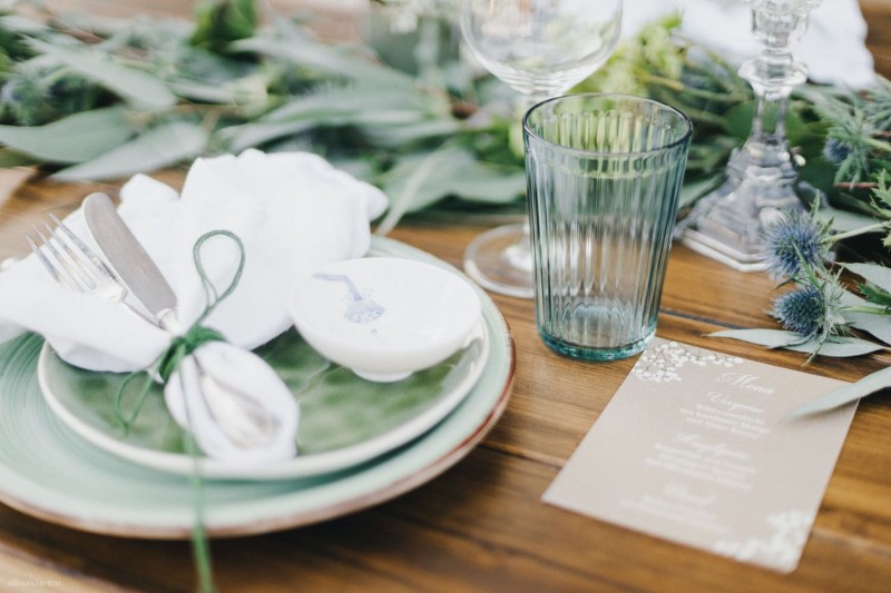 Fotografie: Alina Curten Fine Art Weddings
Konzept: Pink Peanut Weddings l Kerstin Voigt
Papeterie: Marry Paper l Julia Strophff
Floristik: Die Blumenbinder l Dirk Brokinkel
Dekoverleih: romanTisch l Natalia Hulser
Torte: Vintage Cakes l Claudi