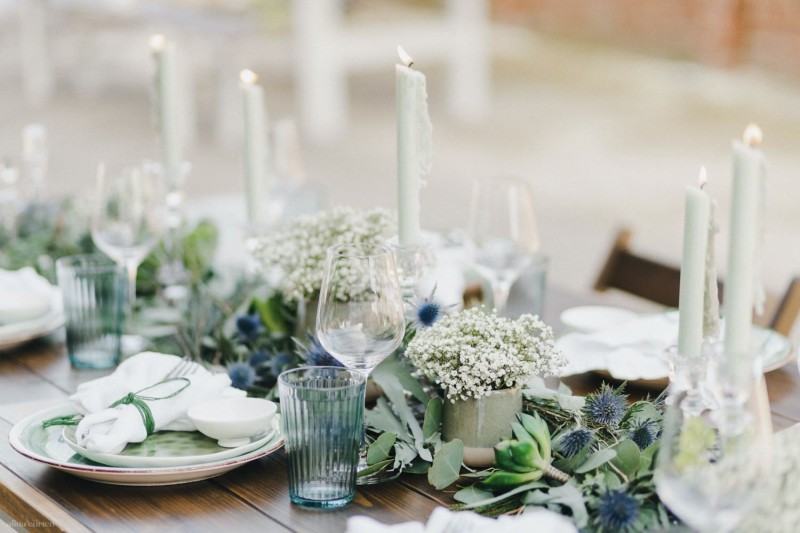 Fotografie: Alina Curten Fine Art Weddings
Konzept: Pink Peanut Weddings l Kerstin Voigt
Papeterie: Marry Paper l Julia Strophff
Floristik: Die Blumenbinder l Dirk Brokinkel
Dekoverleih: romanTisch l Natalia Hulser
Torte: Vintage Cakes l Claudi