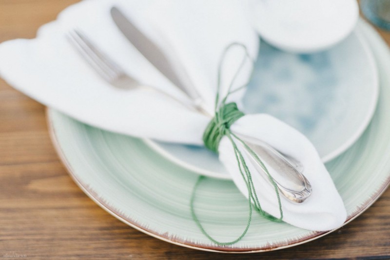 Fotografie: Alina Curten Fine Art Weddings
Konzept: Pink Peanut Weddings l Kerstin Voigt
Papeterie: Marry Paper l Julia Strophff
Floristik: Die Blumenbinder l Dirk Brokinkel
Dekoverleih: romanTisch l Natalia Hulser
Torte: Vintage Cakes l Claudi