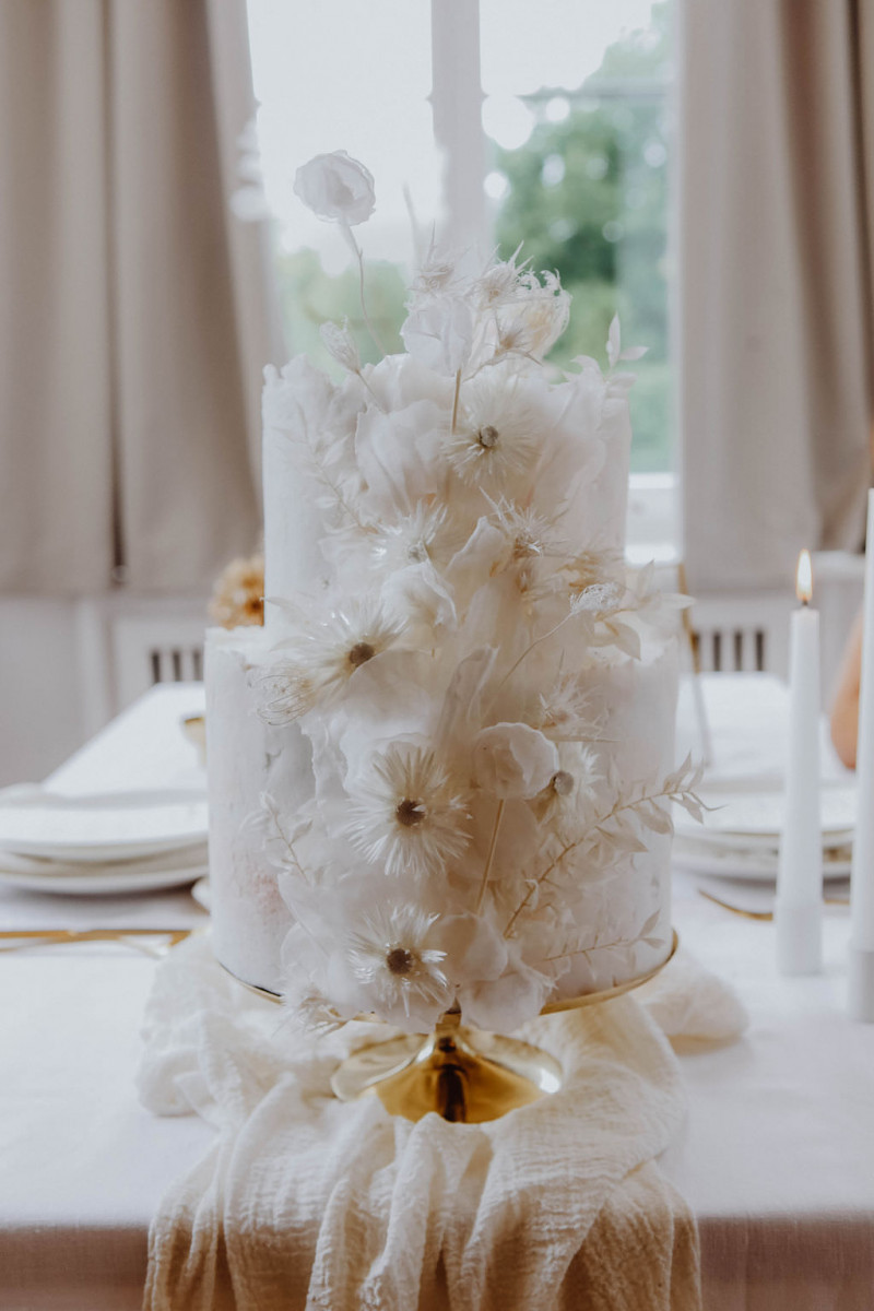 Weiße Torte zur Hochzeit