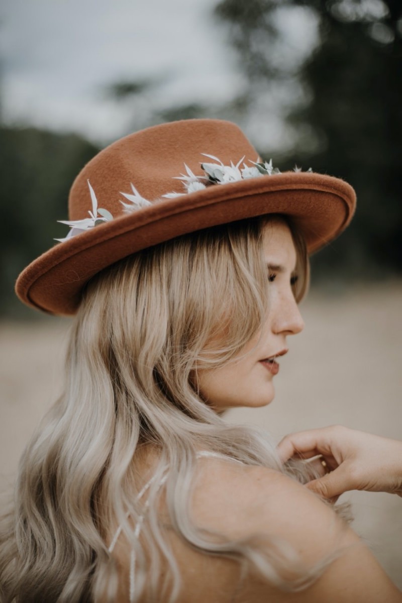 Bohobraut, Brautstyling, Brautfrisur, Brauthut, Bohohochzeit