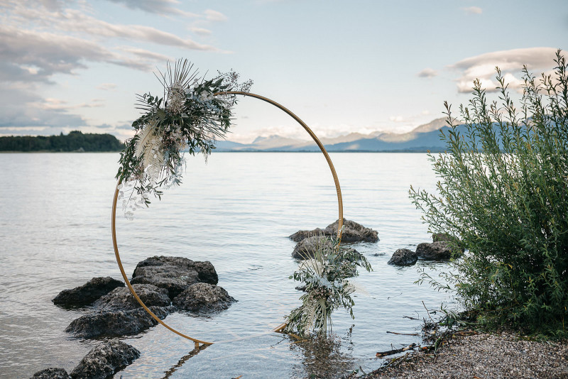 Traubogen Metall., Traubogen Gold, Blumengeschmückter Traubogen, Traubogen Hochzeit