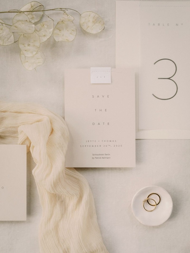 Moderne Hochzeitspapeterie in gebrochenem Weiß