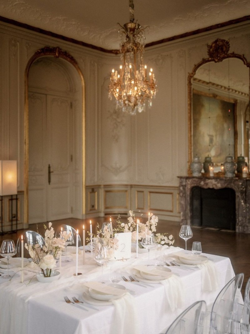 Tischdekoration elegant, Tischdeko Hochzeit, Minimalistisch Tischdeko, Tischdekoration Weiß Nude