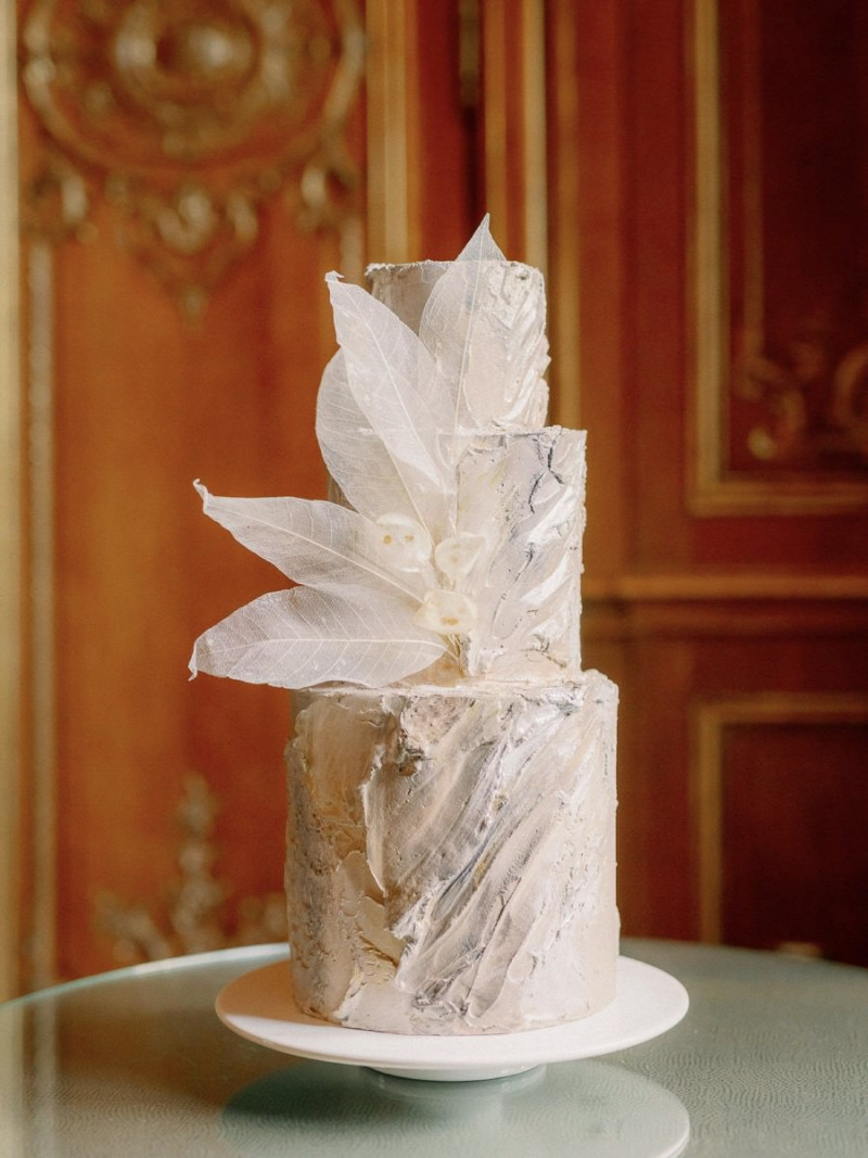 Hochzeitstorte Weiß in elegantem Dekor Extravagante Torte zur Hochzeit