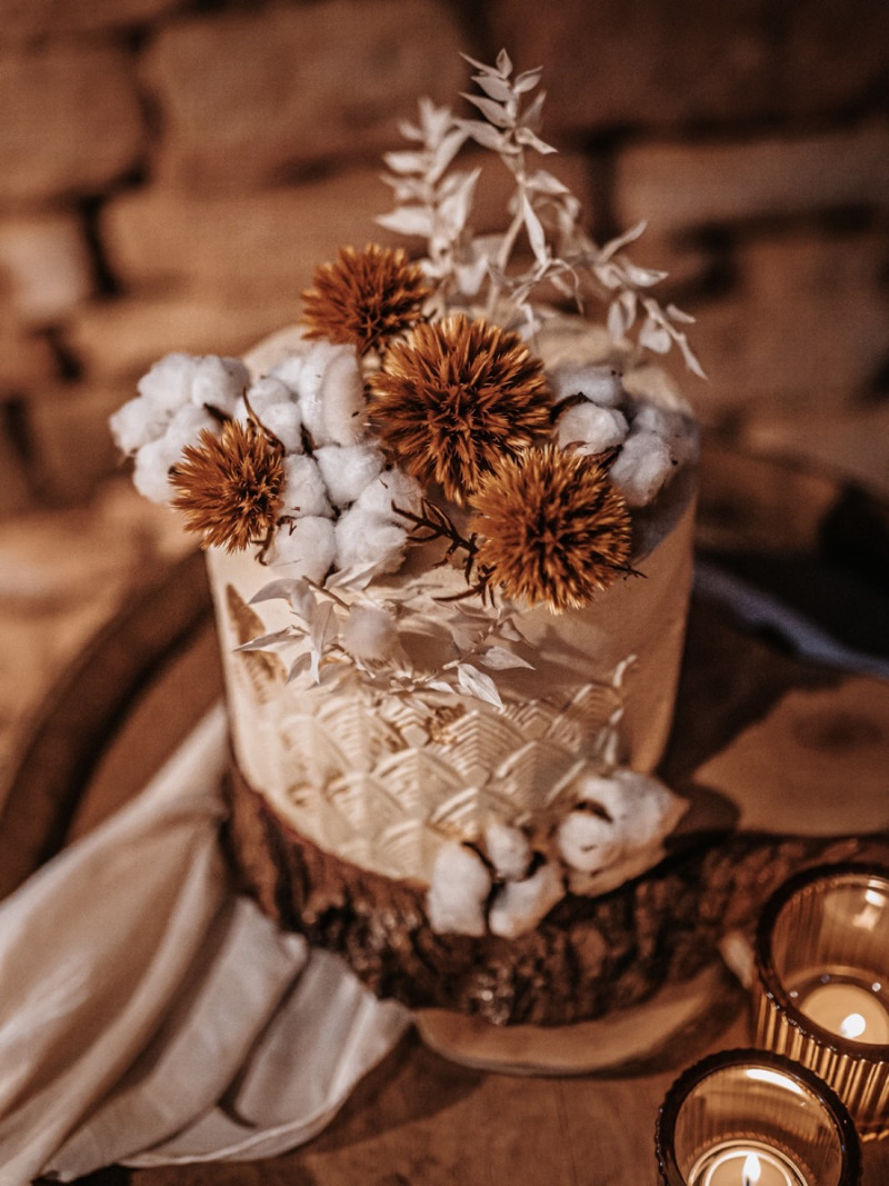 Herbstliche Hochzeitstorte in Creme und Rosttönen Torte zur Winterhochzeit