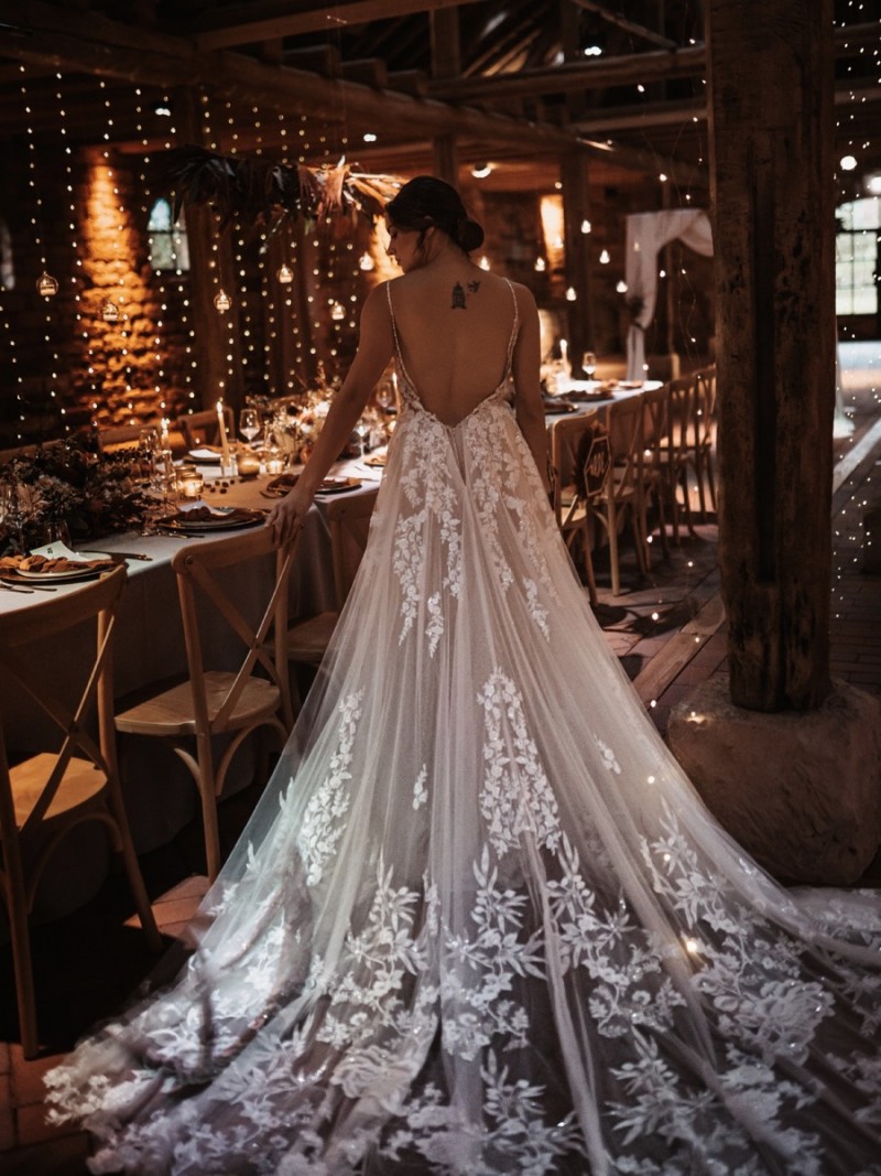 Brautkleid mit langer Schleppe