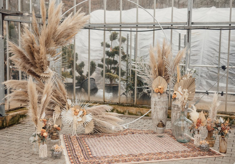 Photo by Neon-Photography.com Traubogen Trockenblumen, Traubogen Bohohochzeit, Traubogen Pampasgras