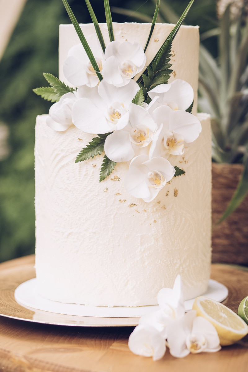 Tropische Hochzeitstorte in Weiß mit Orchideen dekoriert Tropische Torte zur Hochzeit in Weiß