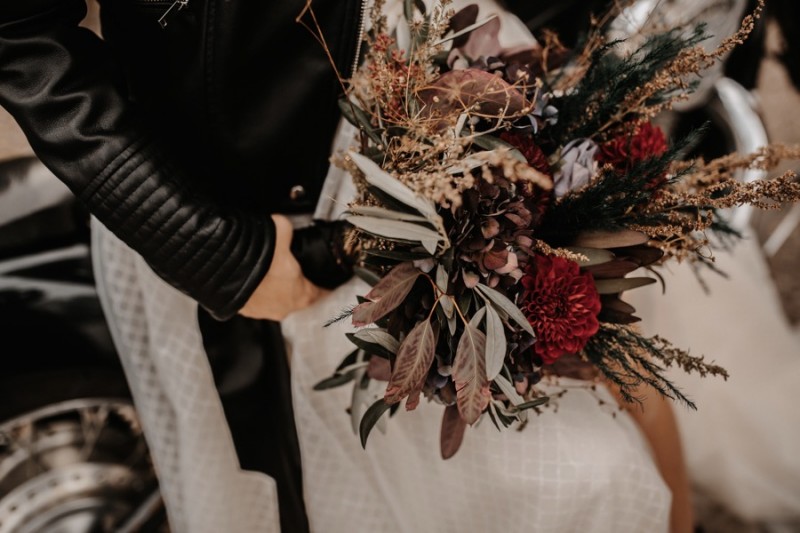 Brautstrauß dunkelrot, Brautstrauß wild