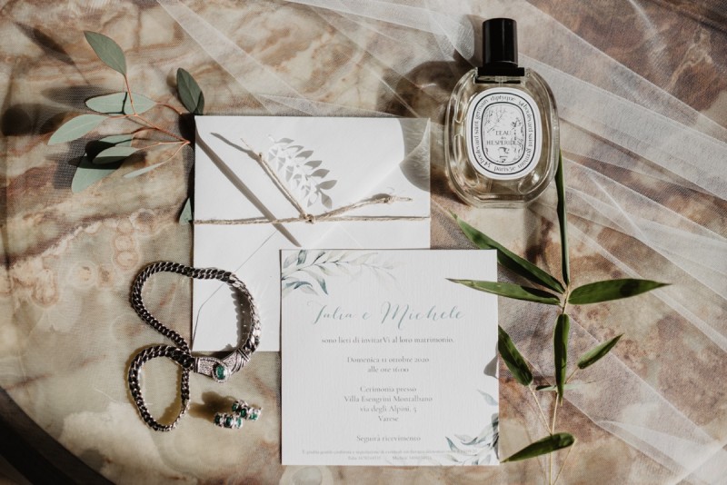 Elegante Hochzeitspapeterie in Weiß