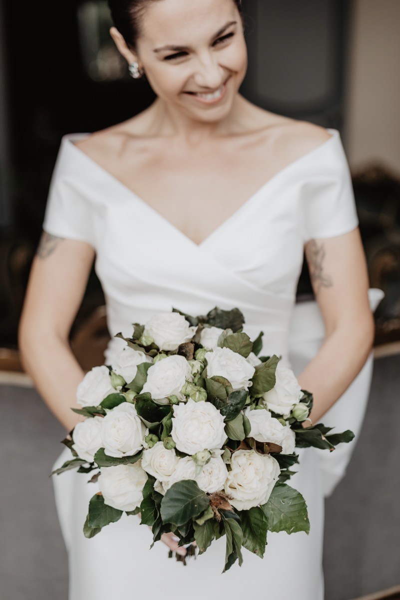 Standesamtliche Hochzeit in Varese Norditalien, Brautstrauß Greenery mit weißen Rosen