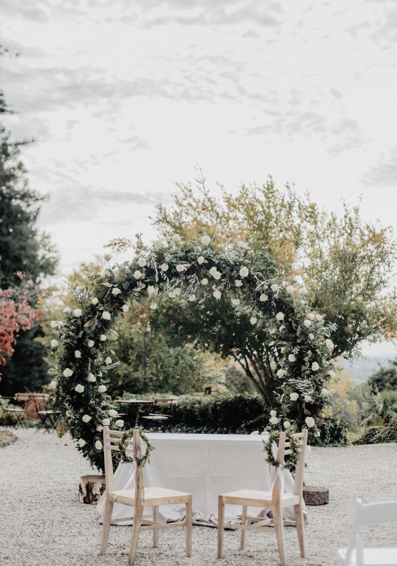 Standesamtliche Hochzeit in Varese Norditalien Traubogen Grün, Traubogen freie Trauung, Traubogen Grün und weiße Rosen