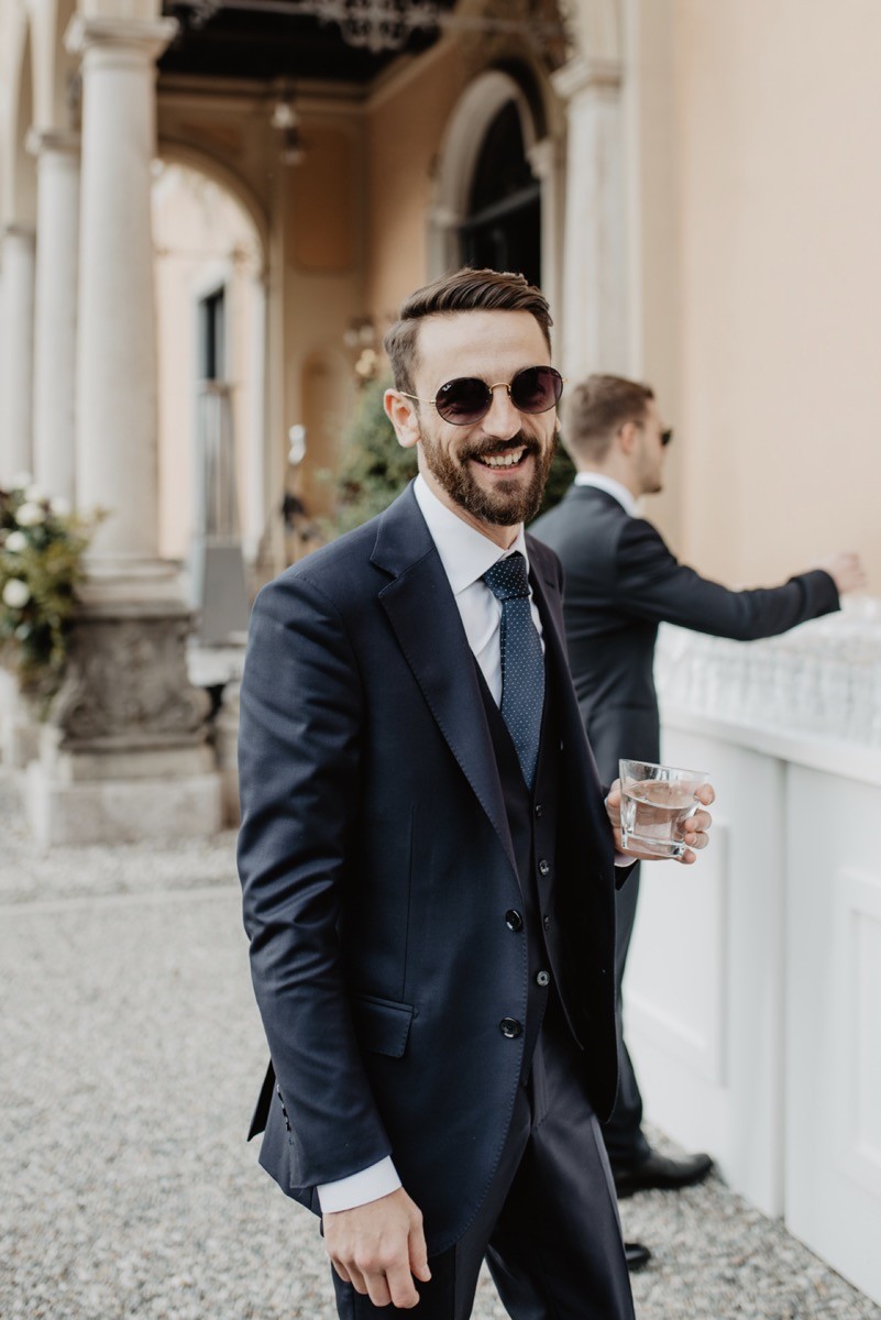 Standesamtliche Hochzeit in Varese Norditalien Eleganter Hochzeitsanzug in Blau