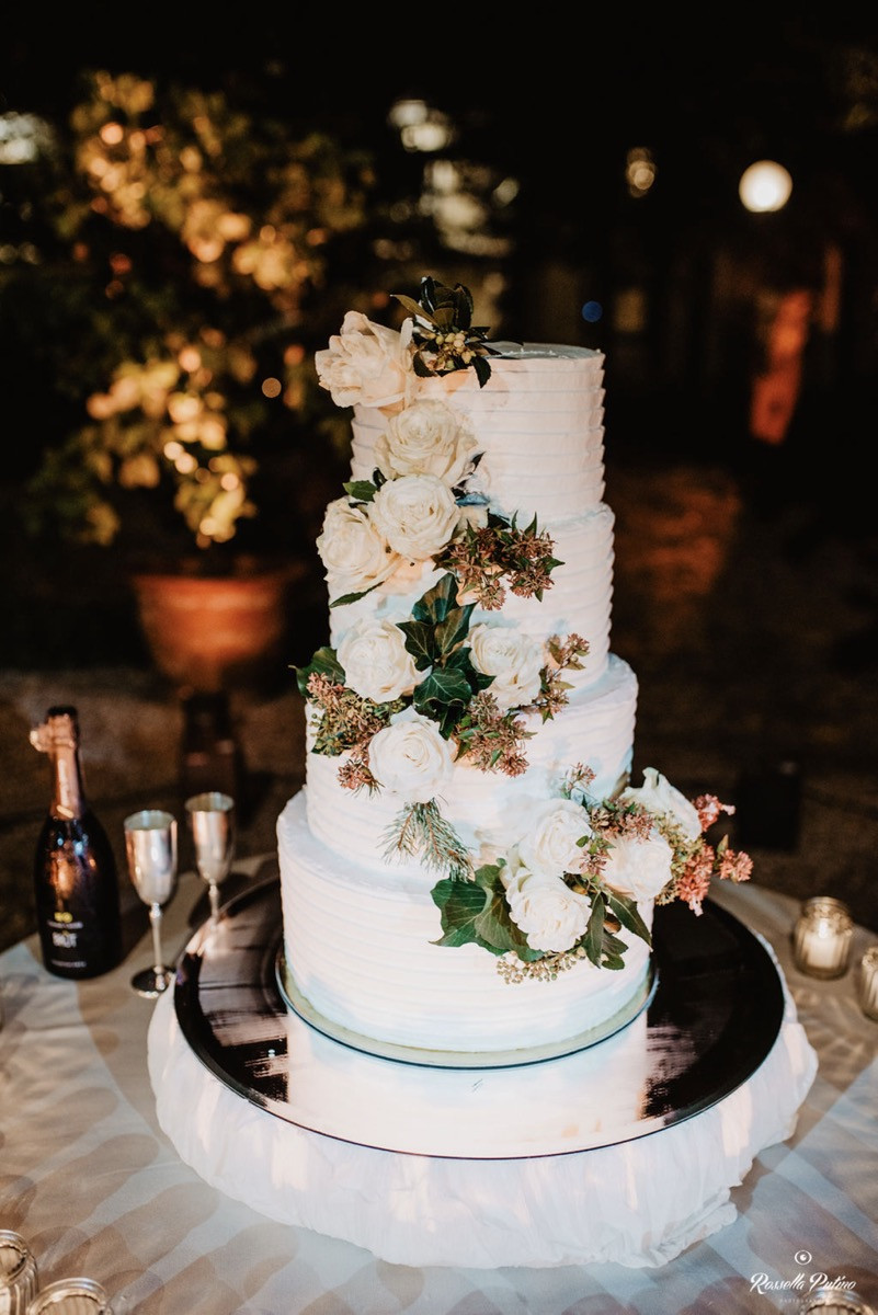 Dreistöckige Hochzeitstorte in Weiß mit opulentem Rosendekor Torte zur Hochzeit, Hochzeitstorten Deko