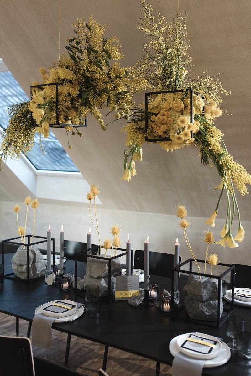 Tischdekoration Hochzeit in Schwarz, Grau und Gelb