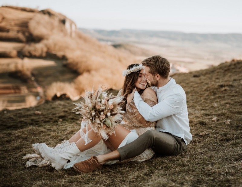 Ein romantisches Boho Brautpaar Shooting mit einer tollen Bohobraut auf dem Walberla