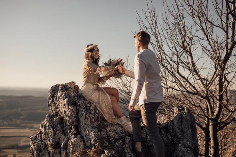Ein romantisches Boho Brautpaar Shooting mit einer tollen Bohobraut auf dem Walberla