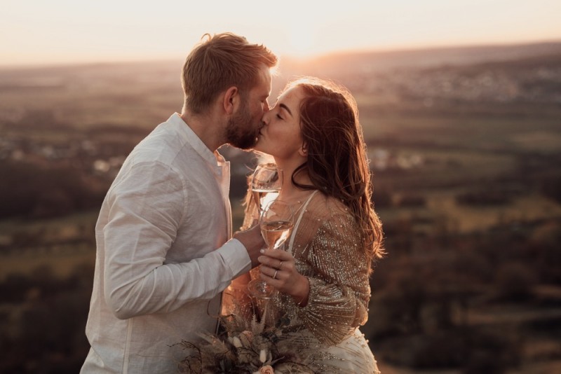 Ein romantisches Boho Brautpaar Shooting mit einer tollen Bohobraut auf dem Walberla