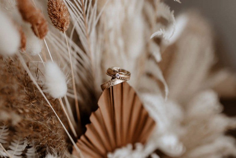 Ein romantisches Boho Brautpaar Shooting im Wald mit Alpakas beim Eventhof Kisselmühle