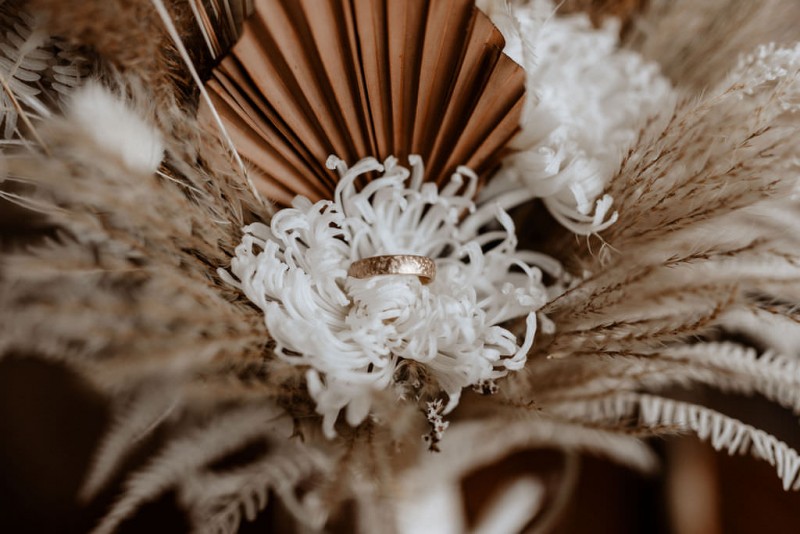 Ein romantisches Boho Brautpaar Shooting im Wald mit Alpakas beim Eventhof Kisselmühle