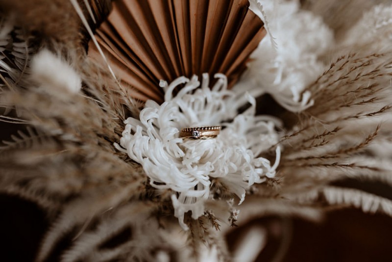 Ein romantisches Boho Brautpaar Shooting im Wald mit Alpakas beim Eventhof Kisselmühle