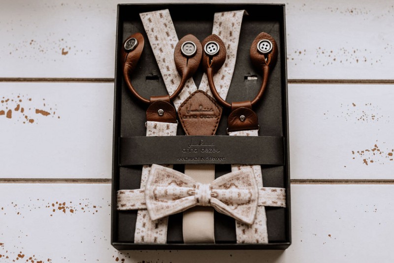 Ein romantisches Boho Brautpaar Shooting im Wald mit Alpakas beim Eventhof Kisselmühle