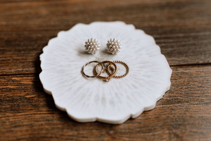 Ein romantisches Boho Brautpaar Shooting im Wald mit Alpakas beim Eventhof Kisselmühle