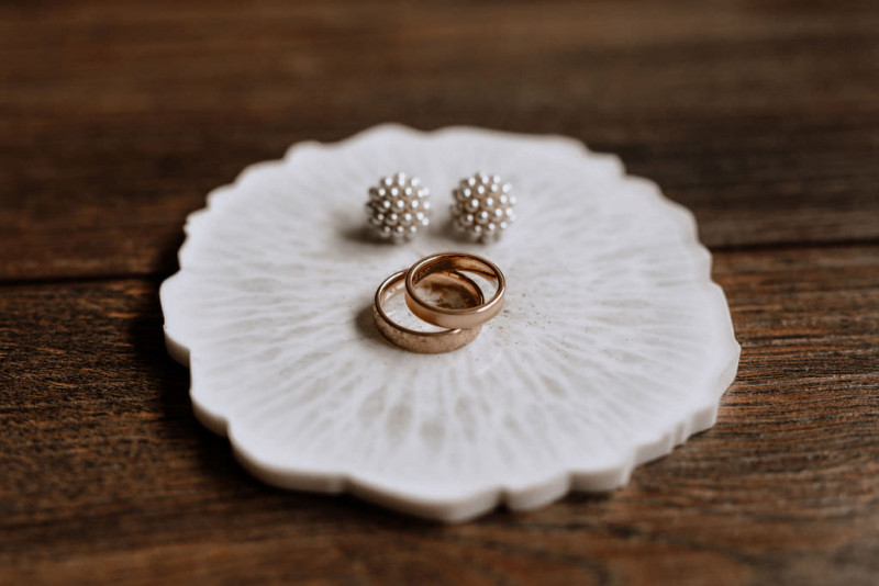 Ein romantisches Boho Brautpaar Shooting im Wald mit Alpakas beim Eventhof Kisselmühle Ringschale Resin, Reinschaue, Geode Ringschale Hochzeit, Trauringe, Ringbox, Ringkissen, Trauung