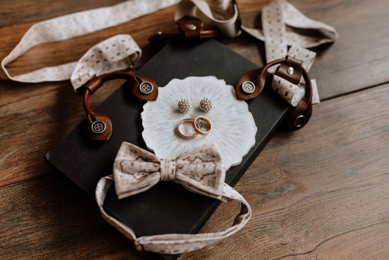 Ein romantisches Boho Brautpaar Shooting im Wald mit Alpakas beim Eventhof Kisselmühle