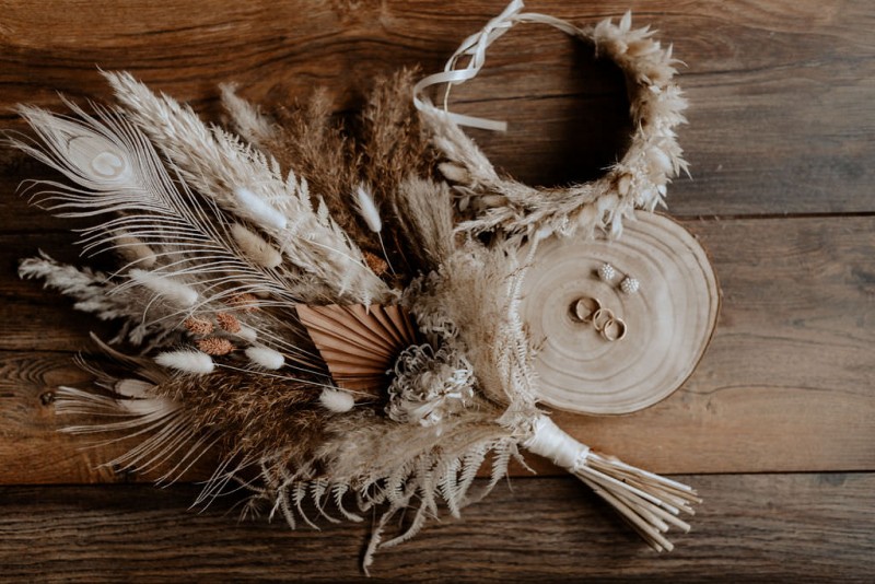 Ein romantisches Boho Brautpaar Shooting im Wald mit Alpakas beim Eventhof Kisselmühle