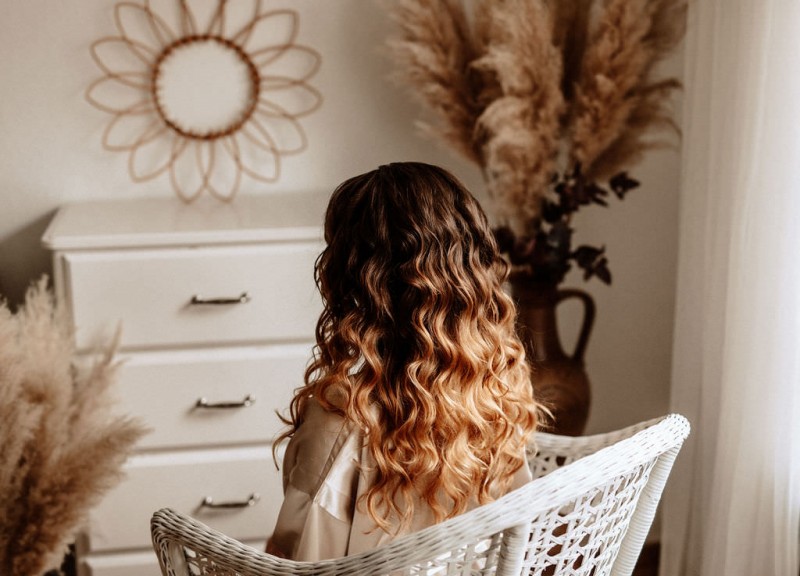 Ein romantisches Boho Brautpaar Shooting im Wald mit Alpakas beim Eventhof Kisselmühle