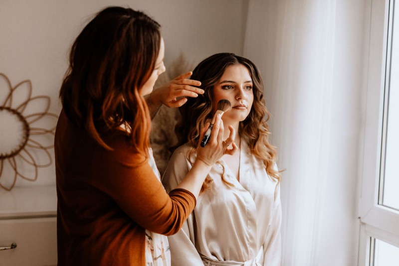 Ein romantisches Boho Brautpaar Shooting im Wald mit Alpakas beim Eventhof Kisselmühle